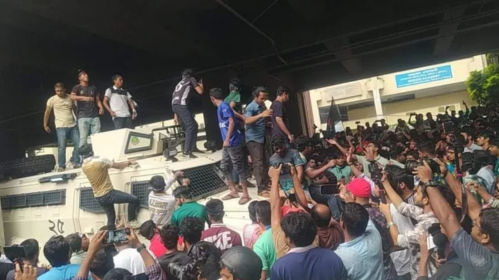 পুলিশের এপিসিতে ‘উদ্দাম নৃত্য’, কোটা আন্দোলনকারীদের বিরুদ্ধে মামলা