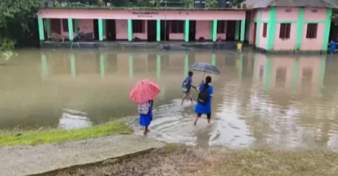 বন্যায় অন্তত ১৩০০ শিক্ষা প্রতিষ্ঠানে পাঠদান বন্ধ