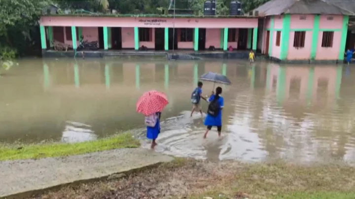 বন্যায় অন্তত ১৩০০ শিক্ষা প্রতিষ্ঠানে পাঠদান বন্ধ