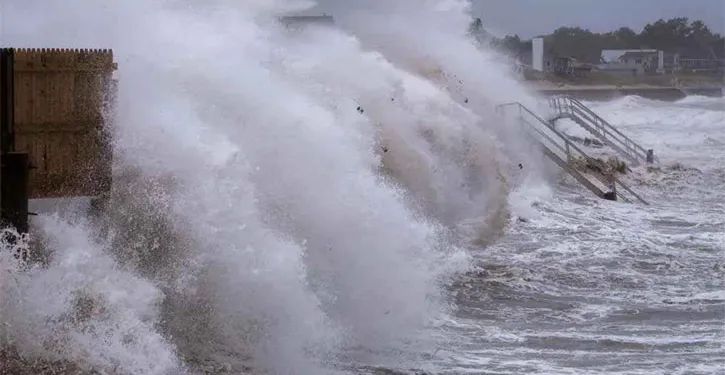 ‘বেরিল’ এখন চরম বিপজ্জনক, শক্তি বাড়িয়ে তাণ্ডব চালাবে ২৫০ কিমি বেগে