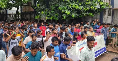 কোটা পুনর্বহালের প্রতিবাদে বিক্ষোভে উত্তাল ঢাবি