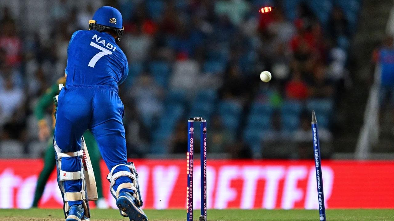 বিশ্বকাপ সেমিফাইনালের নিম্নমানের পিচের ব্যাখ্যা দিলেন কিউরেটর