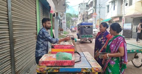 চাকরি ছেড়ে ভ্যানে আইসক্রিম বিক্রি করেন গ্র্যাজুয়েট আশরাফুল