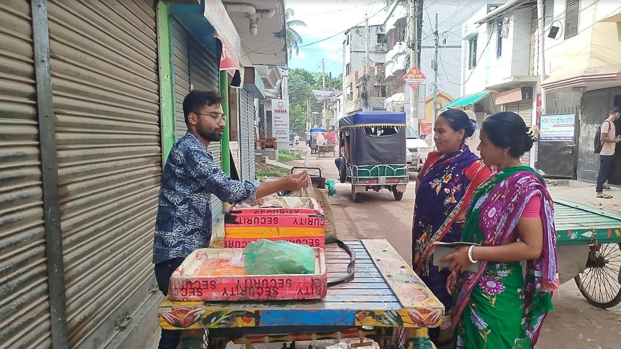 চাকরি ছেড়ে ভ্যানে আইসক্রিম বিক্রি করেন গ্র্যাজুয়েট আশরাফুল