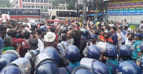 গুলিস্তানে প্রতিবাদী গানের মিছিলে পুলিশের বাধা, ধস্তাধস্তি