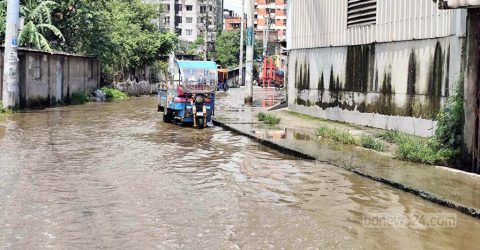 বর্ষায় দুর্ভোগ কুমিল্লা বিসিক সড়কে