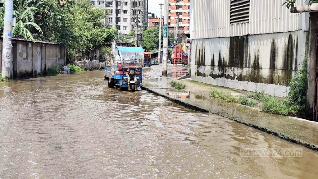বর্ষায় দুর্ভোগ কুমিল্লা বিসিক সড়কে
