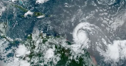 ধেয়ে আসছে শক্তিশালী হারিকেন বেরিল, আঘাত হানতে পারে যেসব অঞ্চলে