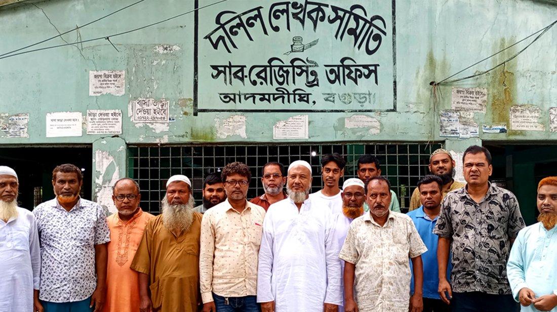 বগুড়ায় দলিল লেখকদের কর্মবিরতিতে রাজস্ব হারাচ্ছে সরকার