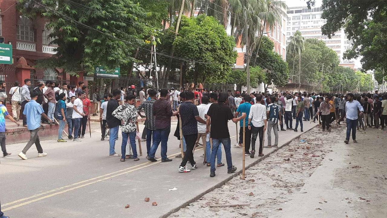 শহীদুল্লাহ হলের সামনে ফের সংঘর্ষ, ৪ ককটেল বিস্ফোরণ