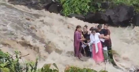 ভারতে জলপ্রপাতে এক পরিবারের ৭ জন ভেসে যাওয়ার পর ৩ লাশ উদ্ধার