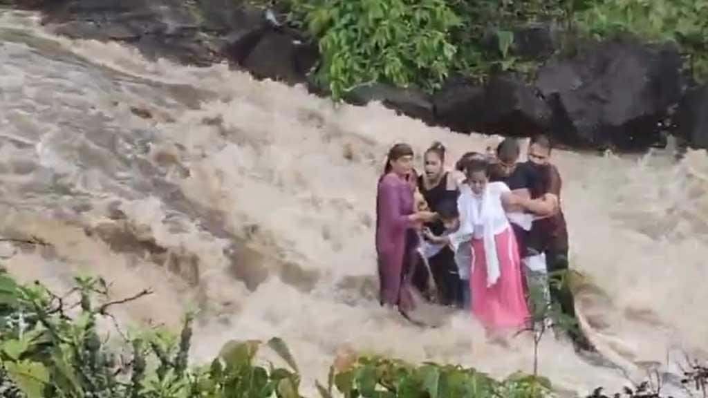 ভারতে জলপ্রপাতে এক পরিবারের ৭ জন ভেসে যাওয়ার পর ৩ লাশ উদ্ধার