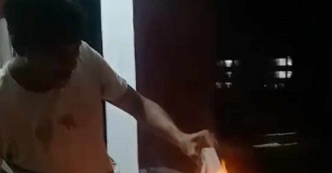 পিএসসির নিয়োগ পরীক্ষায় প্রশ্নফাঁসের প্রতিবাদে বই পুড়ালেন রাবি শিক্ষার্থীরা