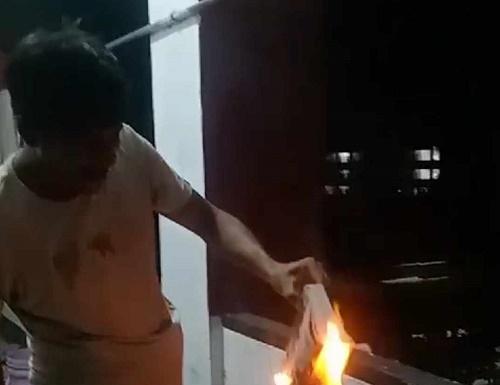 পিএসসির নিয়োগ পরীক্ষায় প্রশ্নফাঁসের প্রতিবাদে বই পুড়ালেন রাবি শিক্ষার্থীরা