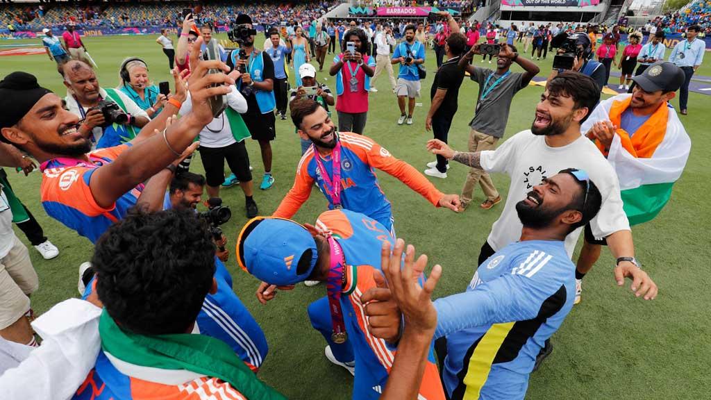 প্রধানমন্ত্রীর সংবর্ধনা, ছাদখোলা বাসে শহর প্রদক্ষিণ ভারতীয় ক্রিকেটারদের