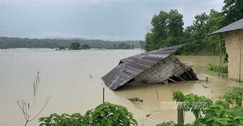 দীঘিনালায় বন্যা পরিস্থিতি অপরিবর্তিত: সাজেক-লংগদুর সঙ্গে সড়ক যোগাযোগ বন্ধ