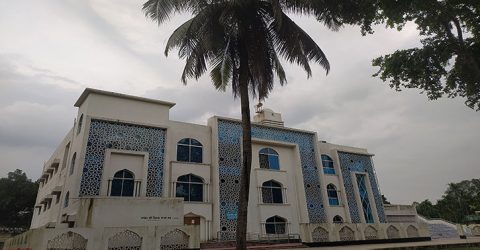 কুড়িগ্রামে নির্মাণের এক বছর না যেতেই মডেল মসজিদে ফাটল