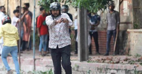 অস্ত্র হাতে ভাইরাল হওয়া সেই যুবকের পরিচয় মিলেছে