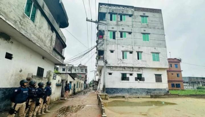 নারায়ণগঞ্জের রূপগঞ্জে জঙ্গি আস্তানা সন্দেহে বাড়ি ঘেরাও