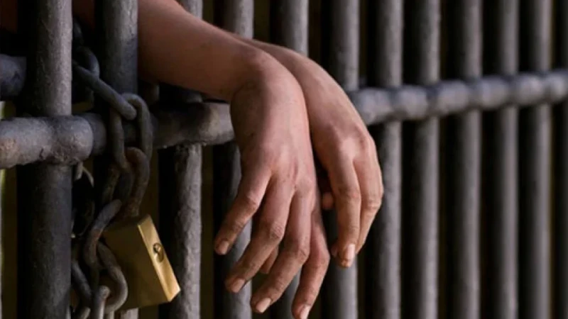 কারাগারের টয়লেট ভেঙে পালাল ৩ কয়েদি