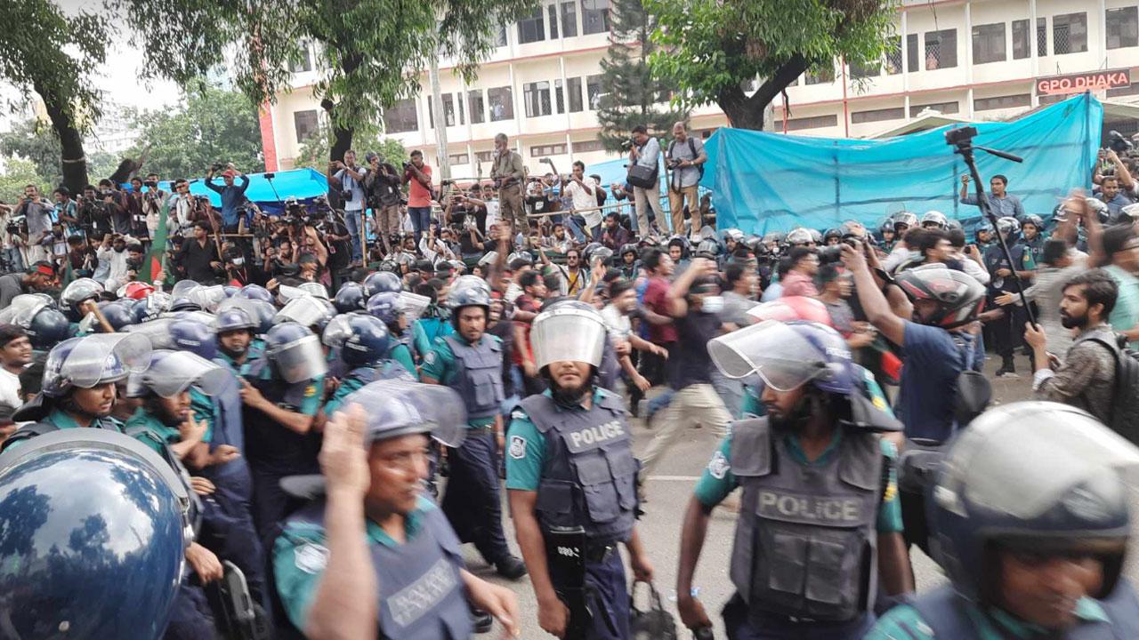 ব্যারিকেড ভেঙে ফেলেছেন শিক্ষার্থীরা, যাচ্ছেন বঙ্গভবনের দিকে