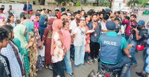 সায়েন্সল্যাবে শিক্ষার্থীদের জড়ো হওয়ার চেষ্টা, পুলিশের ধাওয়া