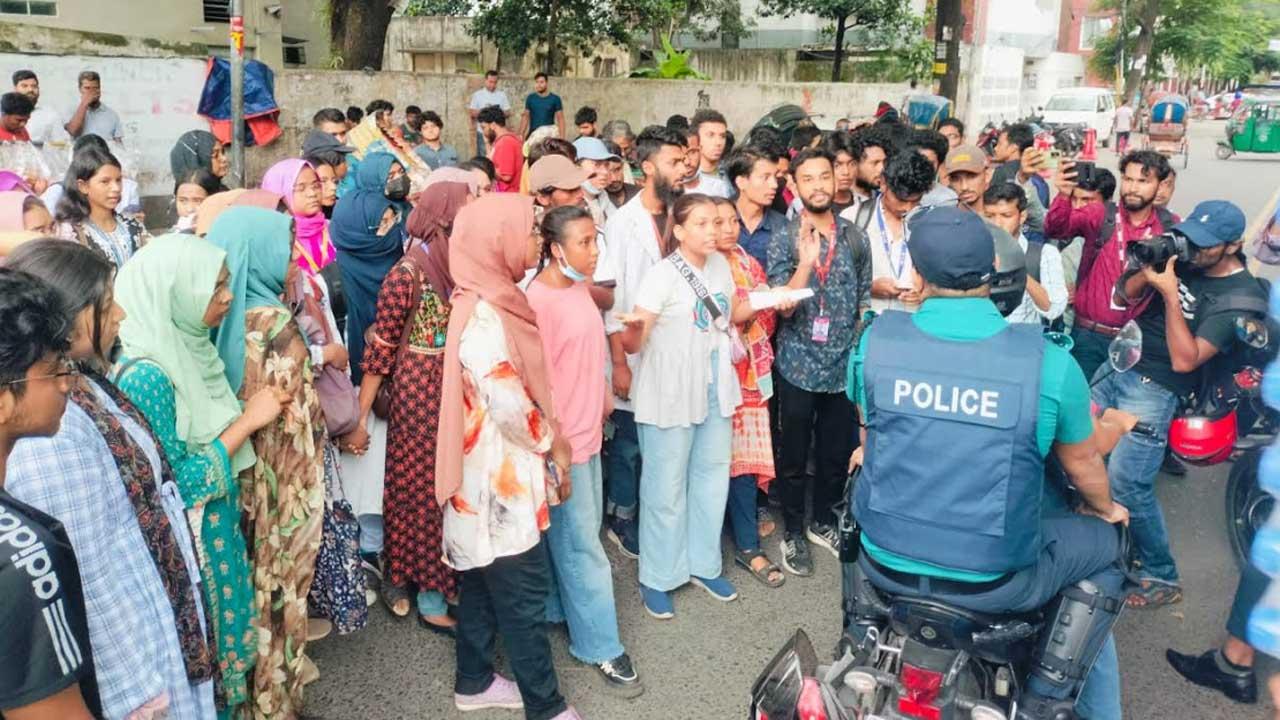 সায়েন্সল্যাবে শিক্ষার্থীদের জড়ো হওয়ার চেষ্টা, পুলিশের ধাওয়া