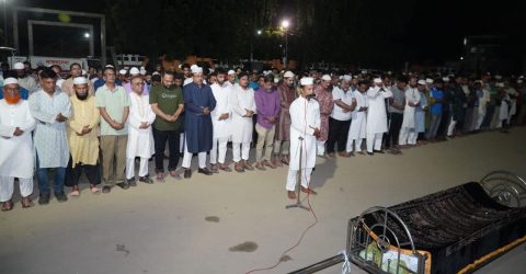 মায়ের জানাজা নিজেই পড়িয়েছিলেন পাইলট