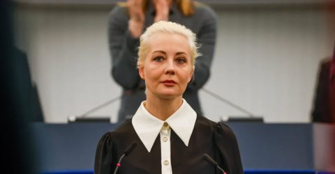 নাভালনির স্ত্রীকে গ্রেফতারের নির্দেশ রুশ আদালতের