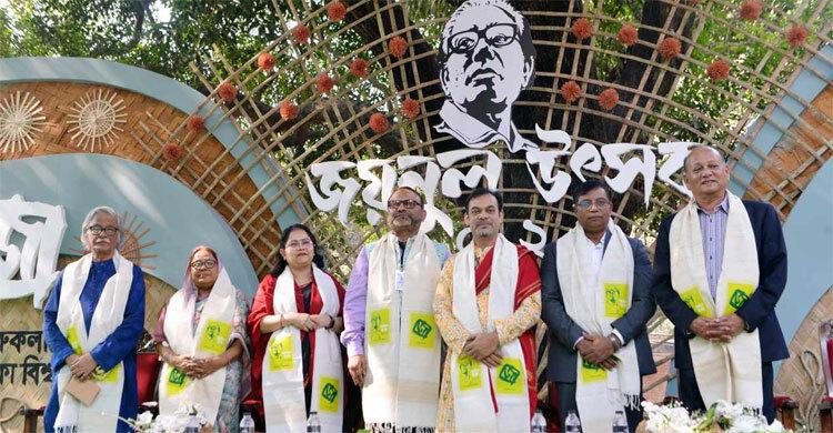 জয়নুল উৎসবের সমাপনী অনুষ্ঠানে দুই শিল্পীকে সম্মাননা