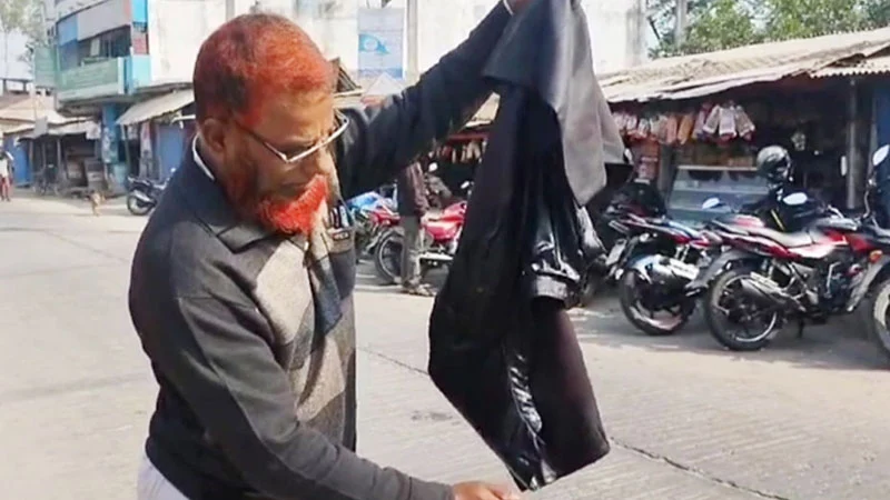 প্রকাশ্যে ‘মুজিব কোটে’ আগুন দিয়ে দল ছাড়লেন আ.লীগ নেতা