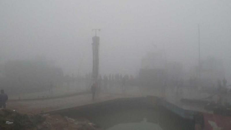 মাঝ পদ্মায় আটকা ফেরি, ঘন কুয়াশায় বন্ধ পাটুরিয়া-দৌলতদিয়া নৌরুট