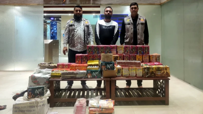 রাজধানীতে বিপুল আতশবাজি-পটকাসহ একজন গ্রেপ্তার