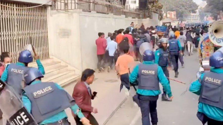 সচিবালয়ের সামনে পুলিশের সঙ্গে শিক্ষার্থীদের ধাওয়া-পাল্টা ধাওয়া, ফাঁকা গুলি