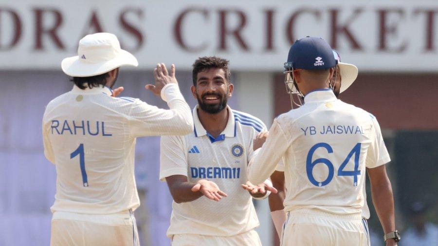 সিডনির মাঠ থেকে হাসপাতালে বুমরা