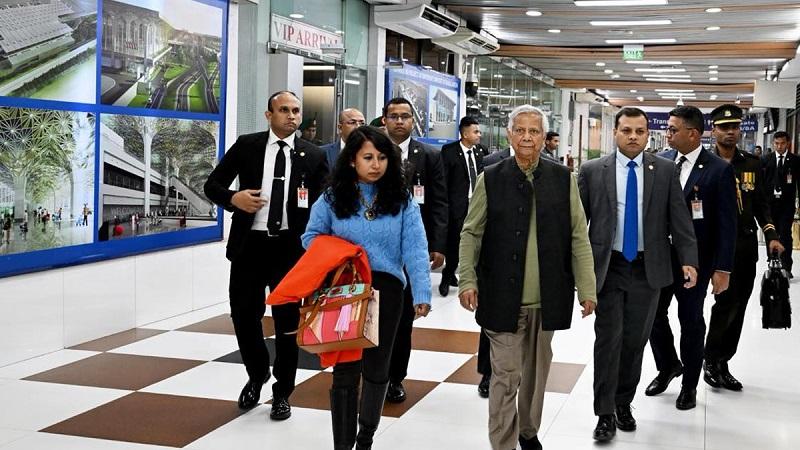 বিশ্ব অর্থনৈতিক ফোরামে যোগ দিতে ঢাকা ছেড়েছেন প্রধান উপদেষ্টা