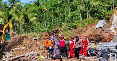 ইন্দোনেশিয়াতে ভূমিধসে ১৬ জনের প্রাণহানি