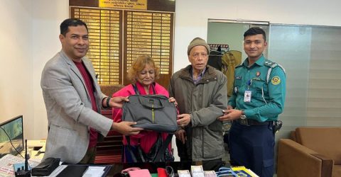 ব্রিটিশ দম্পতির হারানো ব্যাগ ৮ ঘণ্টায় উদ্ধার করলো পুলিশ