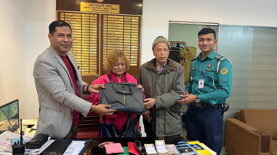 ব্রিটিশ দম্পতির হারানো ব্যাগ ৮ ঘণ্টায় উদ্ধার করলো পুলিশ
