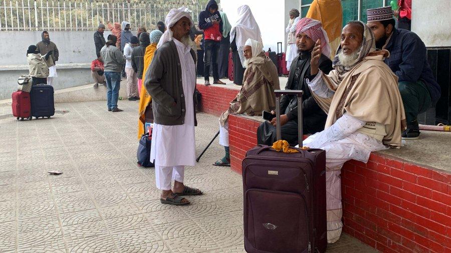 যাত্রীরা ট্রেনের অপেক্ষায়