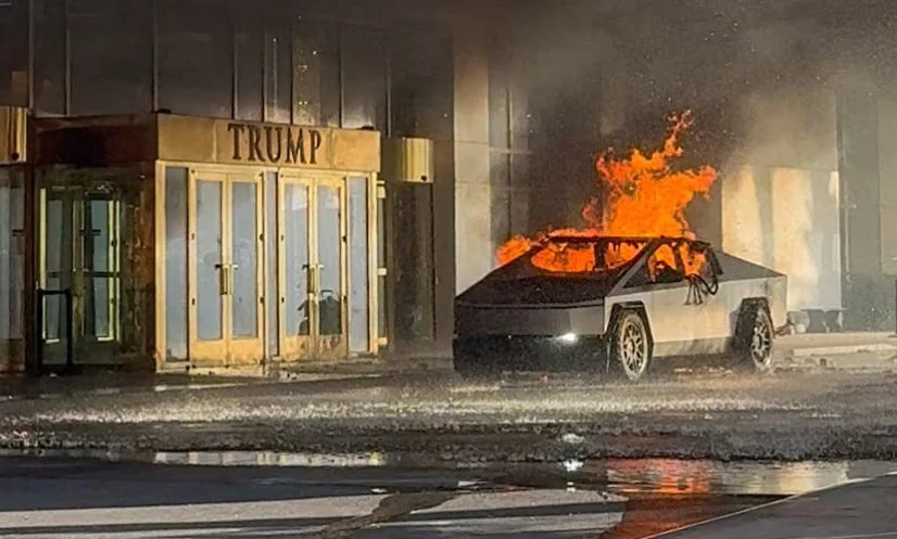 ট্রাম্প হোটেলের সামনে টেসলার সাইবারট্রাক বিস্ফোরণ, চালক নিহত