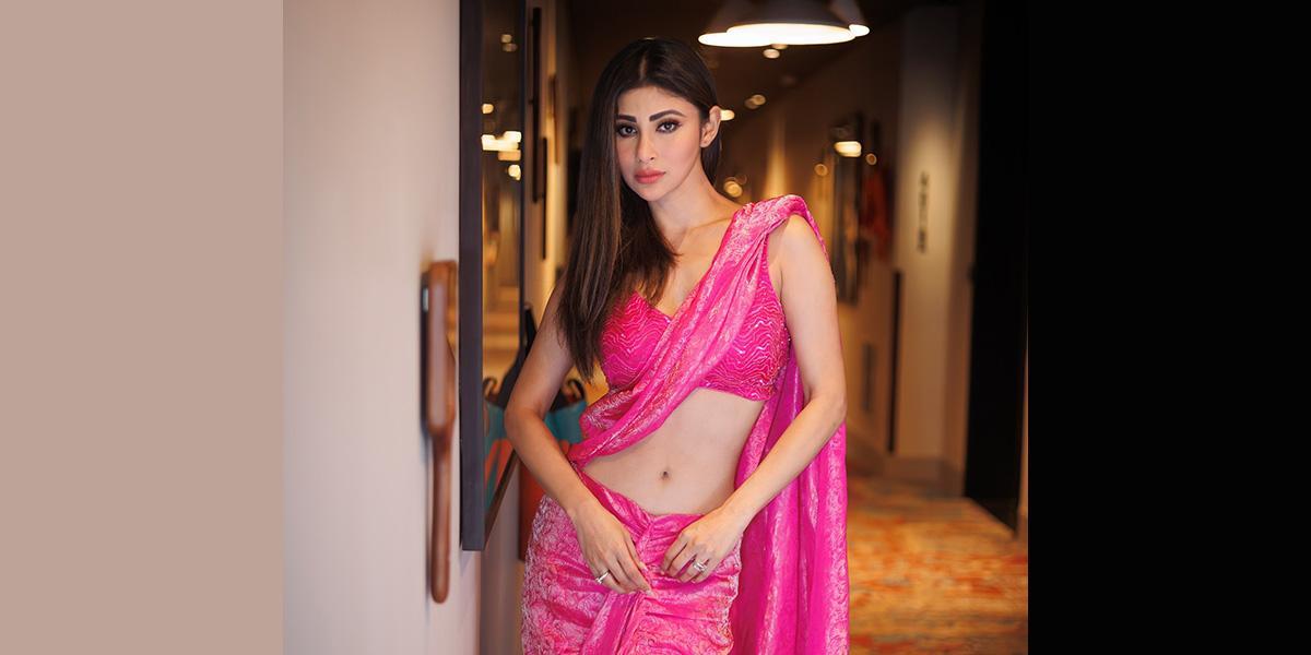 রাস্তায় পড়ে গেলেন মৌনী