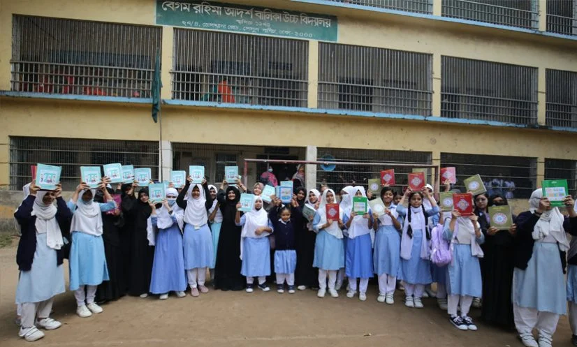 নতুন বই বিতরণ, সবাইকে না দিতে পেরে উপদেষ্টার দুঃখ প্রকাশ