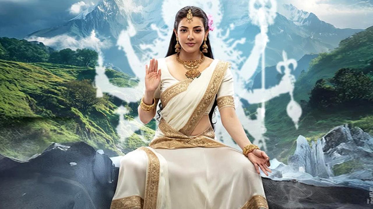 দেবী হয়ে এলেন কাজল