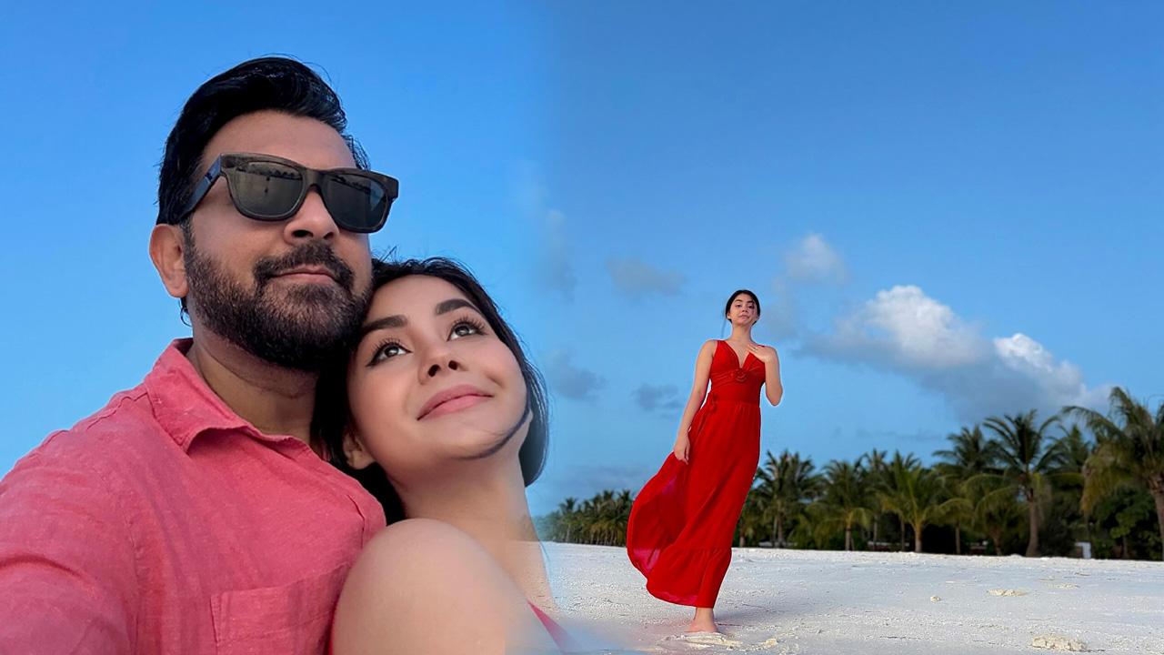 নীল সাগরের পাড়ে ‘মধুর মুহূর্ত’ কাটাচ্ছেন