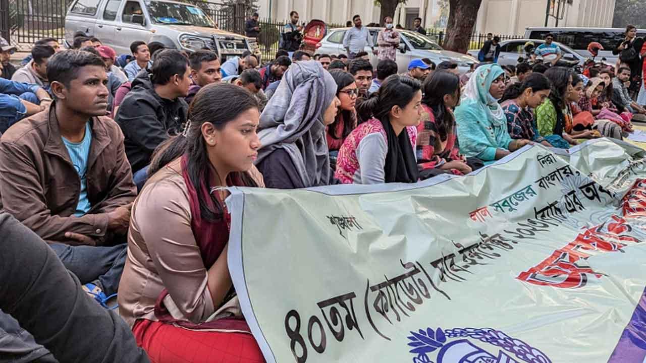 আমরণ অনশনে অব্যাহতিপ্রাপ্ত শিক্ষানবিশ এসআইরা