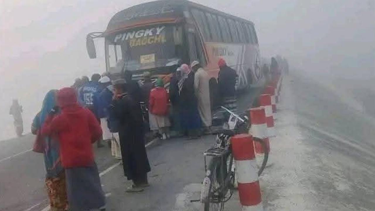 কুয়াশায় মোটরসাইকেল-বাস মুখোমুখি সংঘর্ষ, নিহত ১