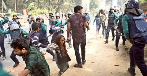 সচিবালয়ের সামনে বিক্ষোভ মিছিলে পুলিশের লাঠিচার্জ, আহত ৭