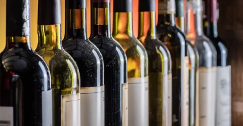 মদের বোতলে রাখা পানি পানের বিধান কী?