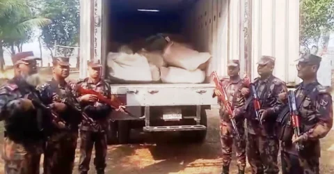 ভারত সীমান্ত থেকে ফ্রিজিং গাড়িসহ ২১৫০ কেজি মাংস জব্দ